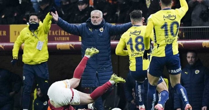 Моуринио 42,5 минг еврога жаримага тортилиб, 4 ўйинга дисквалификация қилинди