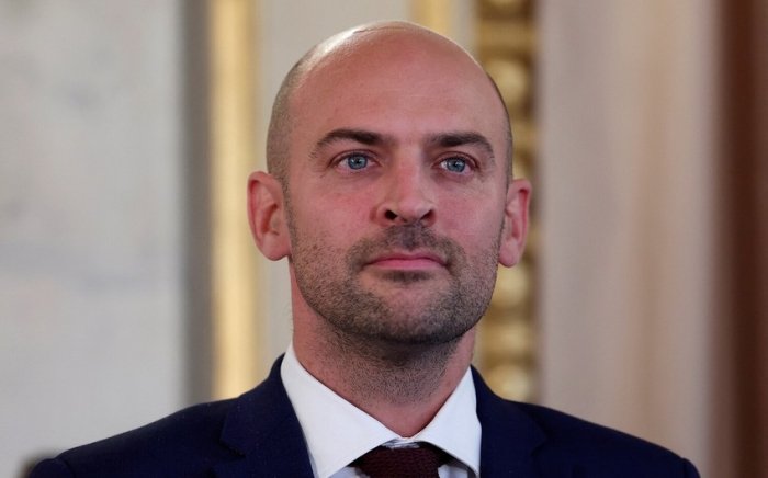 Францияда Ташқи ишлар вазирлиги раҳбаридан истеъфога чиқиш сўралди