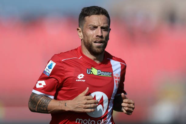 ЖЧ-2022 ғолиби 37 ёшида яна футболга қайтмоқда