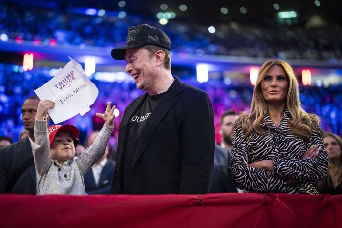 AQShning birinchi xonimi Melaniya Tramp va milliarder Ilon Mask fuqaroligidan mahrum qilinishi mumkin