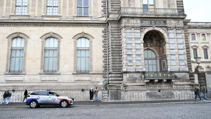 Луврдаги ўғирлик: беш нафар гумонланувчи ҳибсга олинди