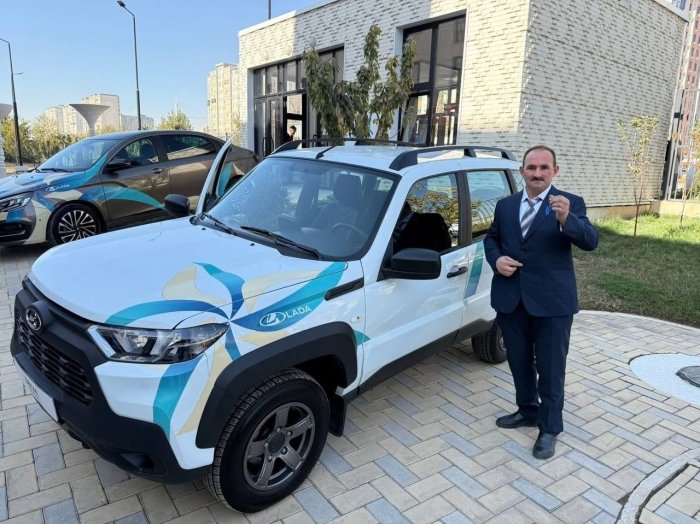 Тожикистонда 18 йил мактабга пиёда бориб келган ўқитувчига машина берилди