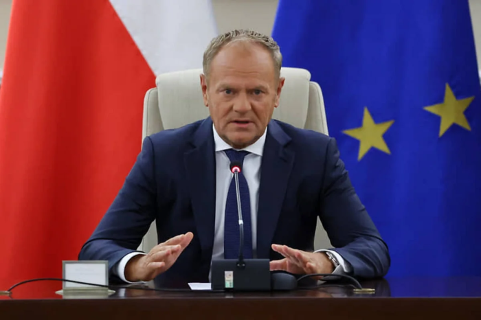 Туск Польша президентининг оилавий уйида ёнғин содир бўлгани ҳақидаги хабардан сўнг фавқулодда йиғилиш ўтказди