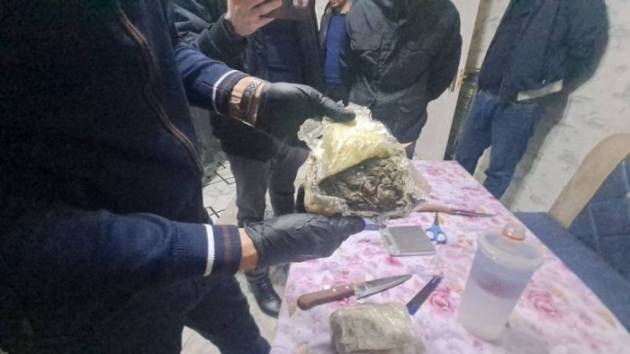 Қирғизистондан олиб келинган гиёҳвандлик воситаларини Тошкентда сотмоқчи бўлганлар ушланди