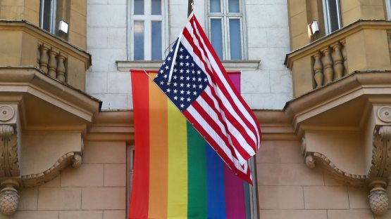 Тошкентдаги АҚШ элчихонасига ЛГБТ байроғи илиниши мумкин