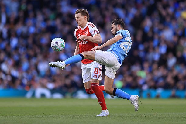 АПЛ. «Манчестер Сити» ўз майдонида «Арсенал»ни мағлуб этди ва орадаги фарқни минимал кўринишга келтирди