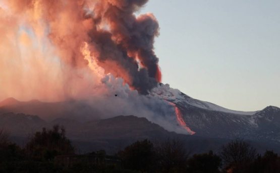 Сицилияда Этна вулқони уйғонди