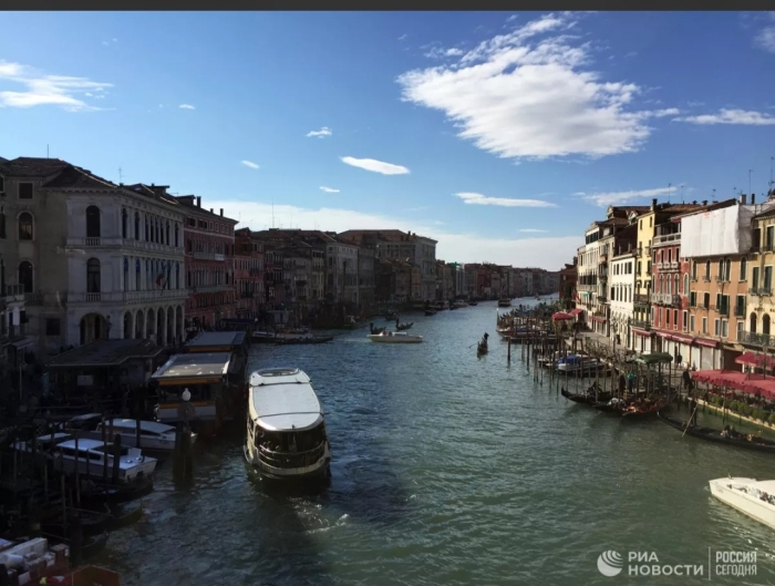 Венециянинг Катта канали яшил тусга кирди
