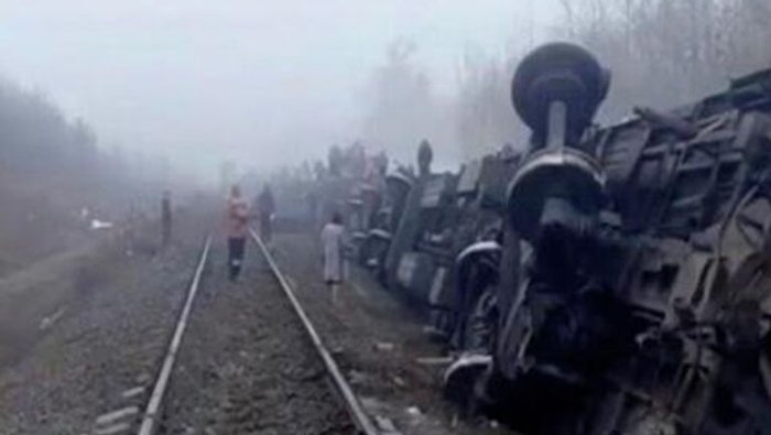 Россияда поезд рельсдан чиқиб кетди