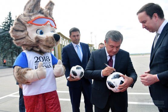 Porno video: kutilmagan jinsiy aloqa Yetuk ayol oyoqlarini yoyadi va mushukni onanizm qiladi