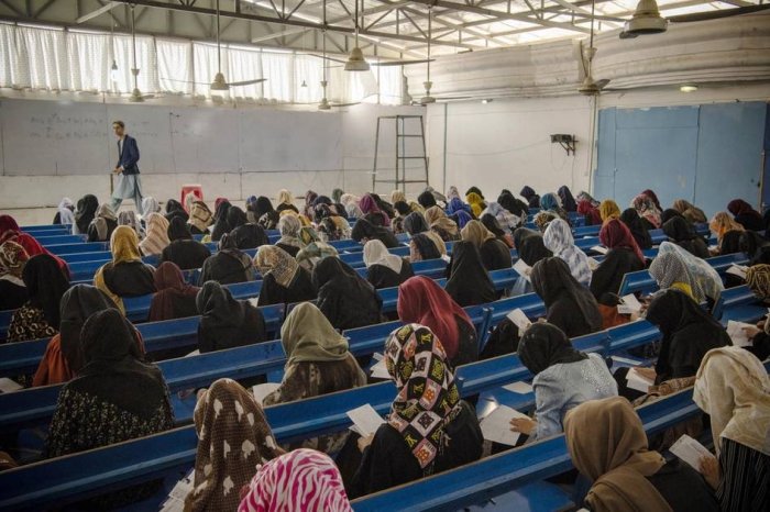 Afg‘onistonda universitet o‘qituvchilariga smartfon ishlatish taqiqlandi