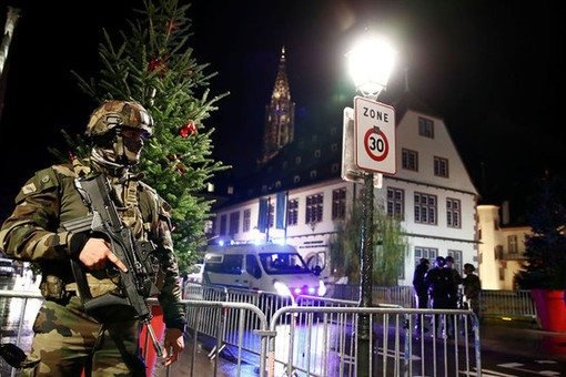 Polisiya strasburglik «mergan» opasining uyida tintuv o‘tkazmoqda