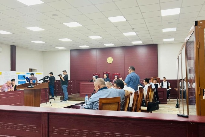 «Док-1 Макс» иши: судланувчи суддаги кўрсатмасини 65 нафар боланинг яқинларига таъзия изҳор этиш билан бошлади