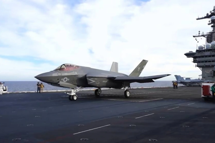 Janubiy Xitoy dengizida AQShning qiruvchi samolyoti va vertolyoti halokatga uchradi