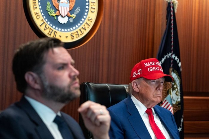 Трамп АҚШ самолётлари Эронга зарбалар берган пайтда уни кимлар билан кузатди? Трамп АҚШ самолётлари Эронга зарбалар берган пайтда уни кимлар билан кузатди?