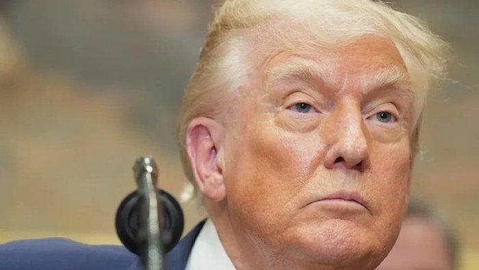 Трамп янги бож тўловларини кечиктирди: Улар бугун кучга кириши керак эди