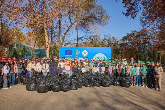 Дипломатлар Ботаника боғини тозалади