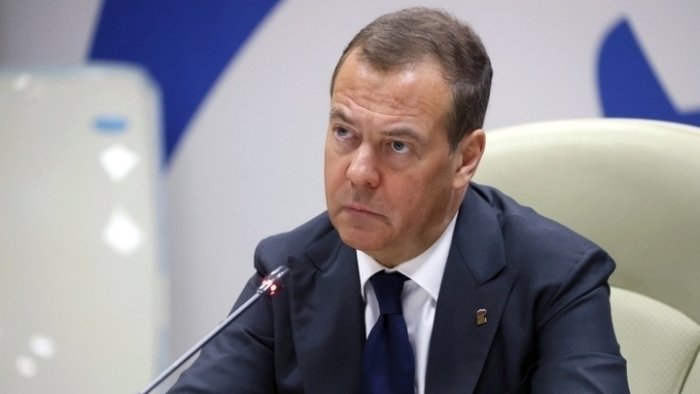 Medvedev Sholsga tiz cho‘kib, ukrainaliklarga tavba qilishni maslahat berdi