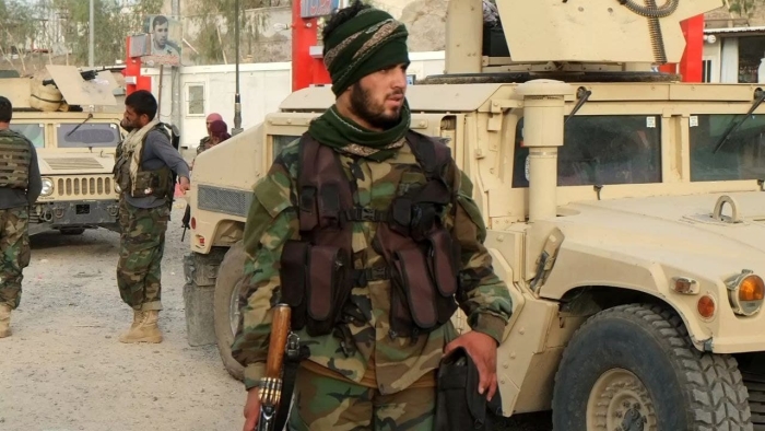 Қундузда юзлаб афғон ҳарбийлари толибларга таслим бўлди