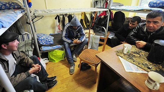 Rossiyada 430 nafar migrantning bir uyda ro‘yxatdan o‘tishi yuzasidan sud hukmi o‘qildi