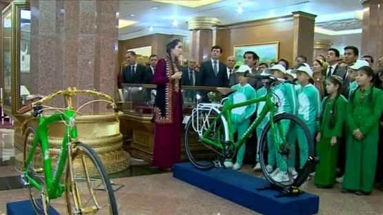 Президент иккита велосипедини музейга совға қилди