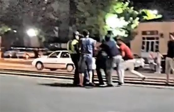Samarqandda «GAI» xodimlari va fuqarolar o‘rtasida mushtlashuv bo‘ldi (Video)