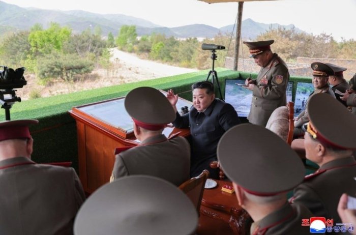 Kim Chen In Shimoliy Koreya armiyasining artilleriya o‘q otish mashg‘ulotlarini kuzatdi