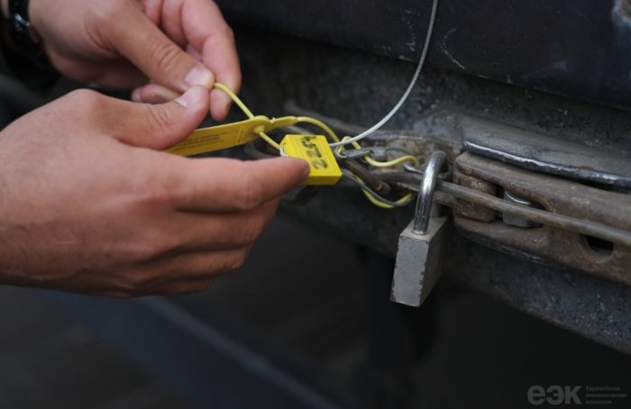 Ўзбекистон ва Қозоғистон чегарасида рақамли пломба қандай ишлаши намойиш этилди