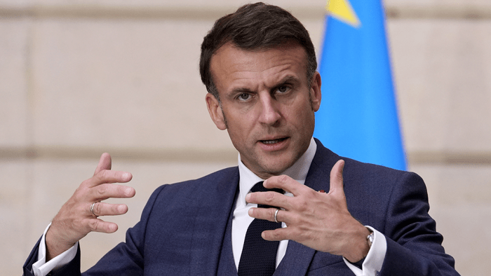Fransiya prezidenti xotinidan shapaloq yedi! (foto) Fransiya prezidenti xotinidan shapaloq yedi! (foto)
