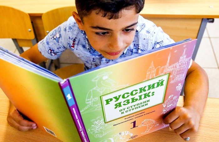 Rossiyada muhojirlarning farzandlari uchun rus tili bo‘yicha darsliklar paydo bo‘ladi