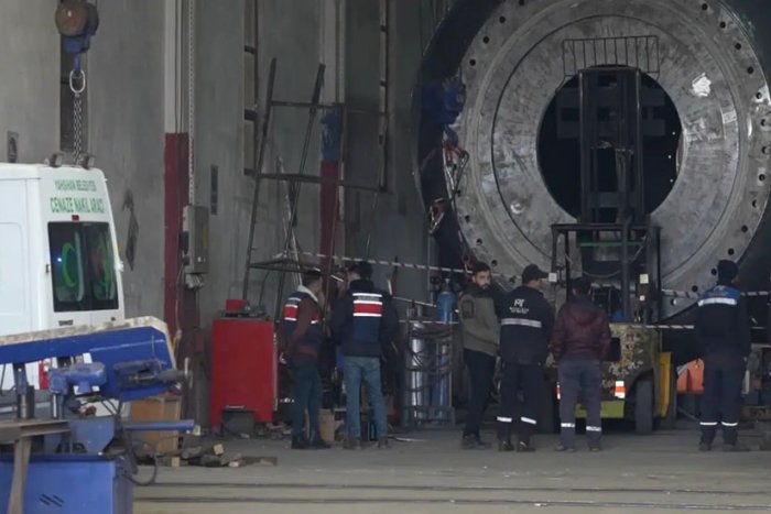 Туркияда икки ишчи 3 тонналик металл қатлам остида қолиб, ҳалок бўлди