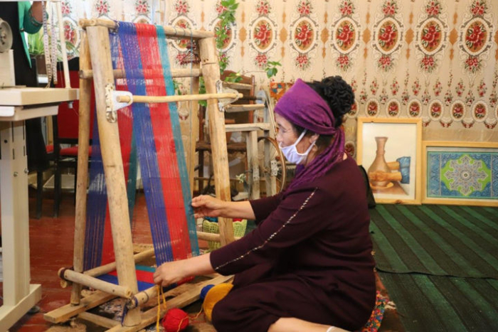 Тақинчоқлар ясаш, гилам, кўрпа ва ёстиқ тайёрлаш: 100 дан ортиқ фаолият билан ўзини ўзи банд қилган ҳолда шуғулланиш мумкин