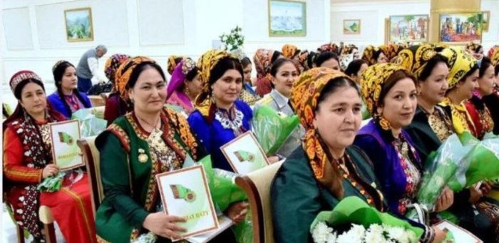 Президентдан совға сифатида аёлларга пул тарқатилади