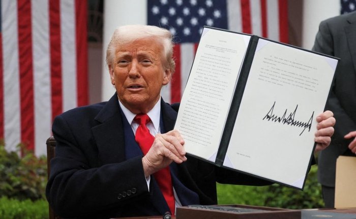 Трамп жорий этган божлар АҚШ иқтисодиётига хорижий инвестицияларнинг кўпайишига олиб келмади, аксинча, хорижий компанияларни ноаниқликка туширди - Politico