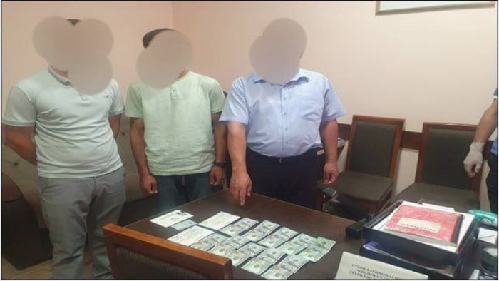Kollej o‘qituvchisi 1000 dollar olayotganda ushlandi Kollej o‘qituvchisi 1000 dollar olayotganda ushlandi