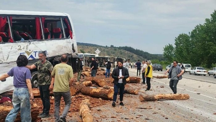 Turkiyada yirik YTH yuz berdi, qurbonlar bor