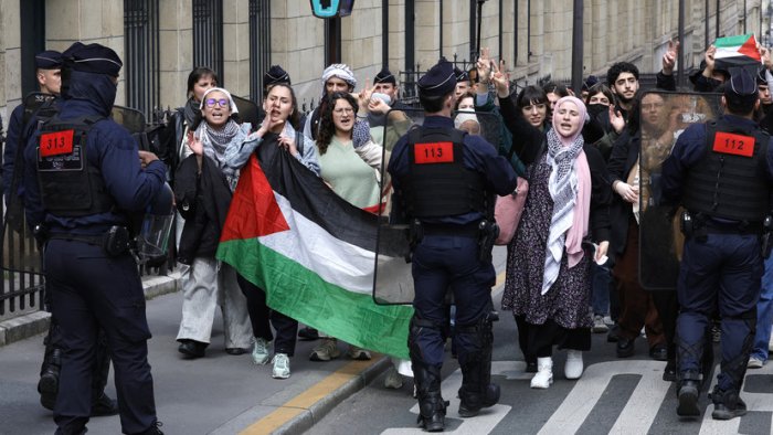 Париж полицияси Сорбонна яқинида фаластин тарафдори талабалар намойишини тарқатиб юборди