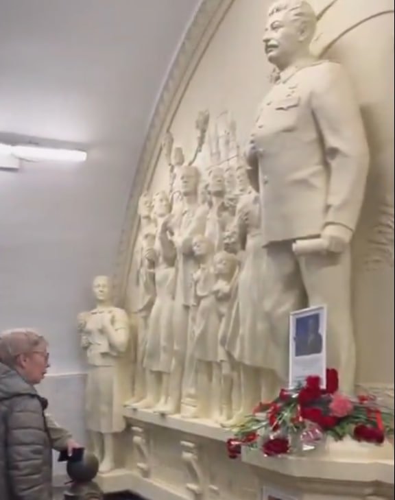 Сталин ҳайкали Путин ва Медведевнинг иқтибослари билан безатилди Сталин ҳайкали Путин ва Медведевнинг иқтибослари билан безатилди