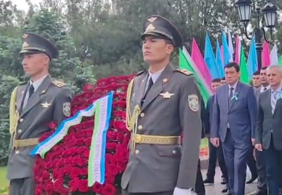 Samarqandda Motamsaro ona haykali poyiga yuzlab gullar qo‘yildi Samarqandda Motamsaro ona haykali poyiga yuzlab gullar qo‘yildi