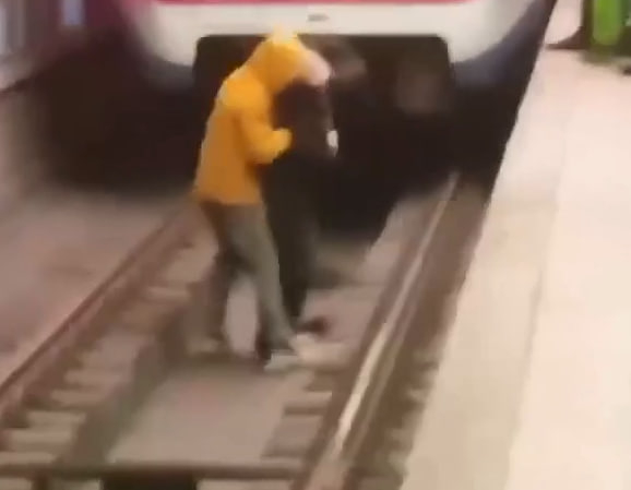Кекса аёл метрога тушиб кетди Кекса аёл метрога тушиб кетди