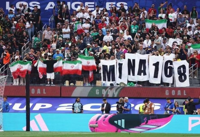 Eron muxlislari JChda Minab qurbonlariga bag‘ishlangan bannerni yoyishdi 