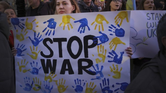 Польшада украиналиклар Киевдан урушни тўхтатишни талаб қилиб митинг ўтказди