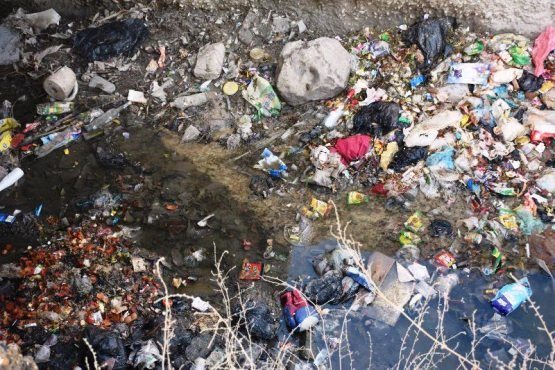 U tugatdi va ozini axlat qildi U tugatdi va ozini axlat qildi