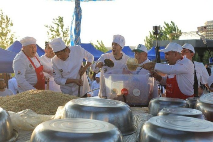 Самарқандда тайёрланган 7 тонналик ошни пишириш ва уни тарқатиш жараёнлари ҳақида маълумотлар очиқланди