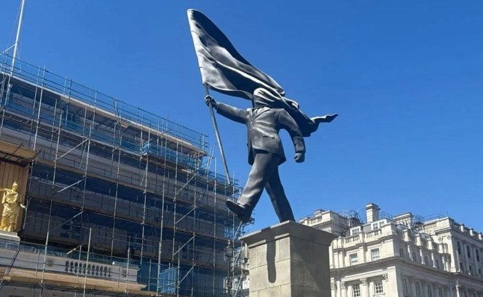 London markazida “mavhumlikka ketayotgan siyosatchi” haykali o‘rnatildi