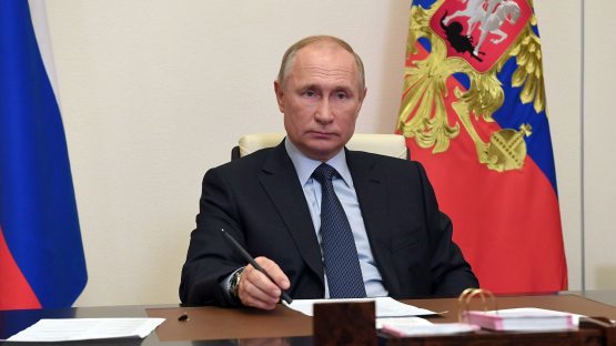Путин Россияда аҳолининг барчасини эмлашни бошлашга буйруқ берди