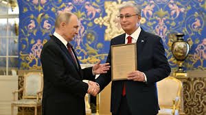 Путин Тўқаевга отаси эриша олмаган мукофот ҳужжатини топширди Путин Тўқаевга отаси эриша олмаган мукофот ҳужжатини топширди