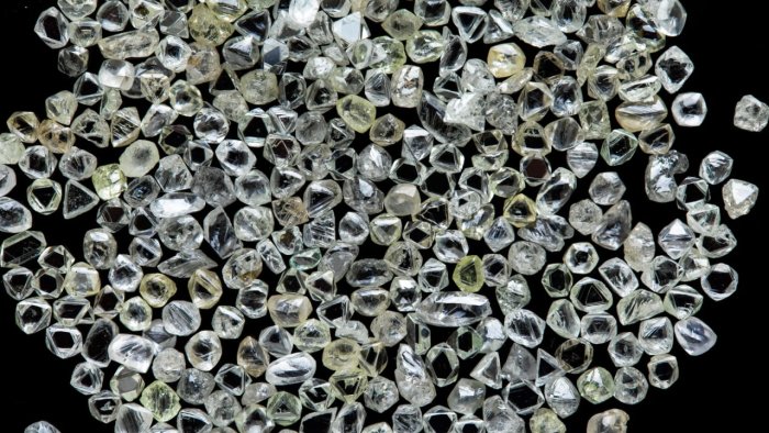 Божхона ходимлари аэропортда йўловчининг багажидан камида 11 270 дона олмос топиб, мусодара қилди