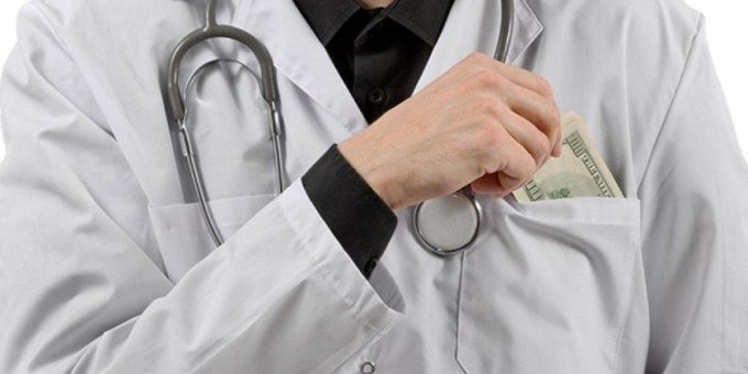 Оқ халат чўнтагини қаппайтирган доллар: Жондорда рентгенолог врач пора билан ушланди