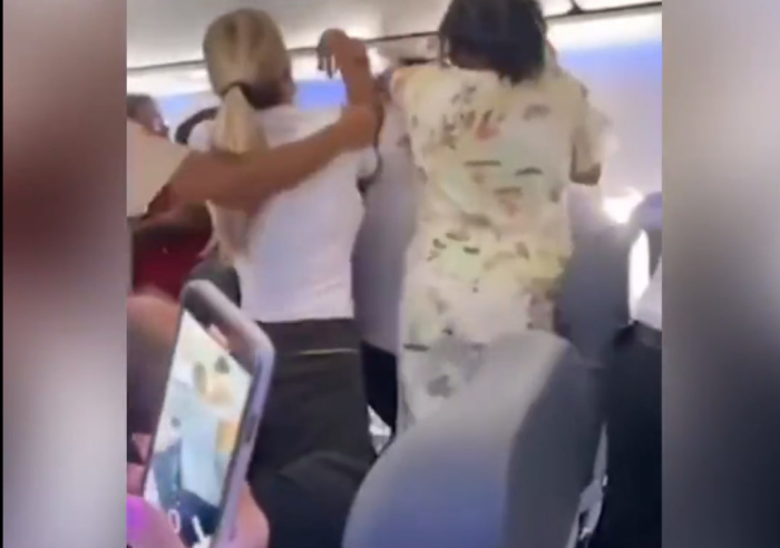 Porno lezbiyenlar: birida mushuk bor, ikkinchisida sik bor